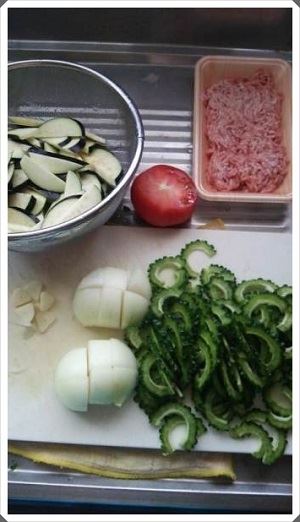 圧力鍋で作る豚ミンチとゴーヤのあっさり夏野菜カレーレシピ