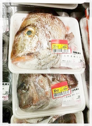 スーパーであまりにも立派な鯛のアラ（頭）が売られていた