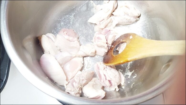 鶏肉でつくる肉じゃがレシピ【圧力鍋で柔らか】