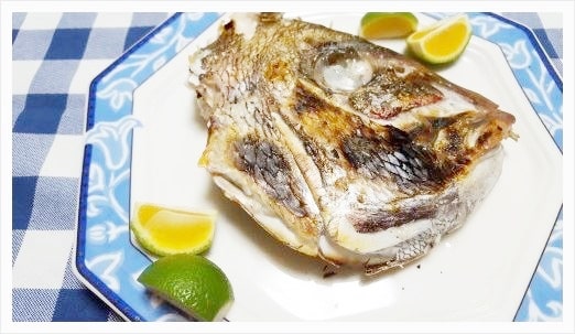 最後にお皿に盛りつけて柑橘類があれば添えて鯛の兜焼きの出来上がり